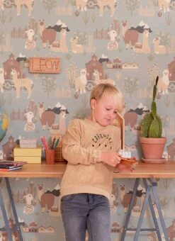 Tapete Lama Village Pastellgraublau -Tapetengeschäft Lama Village D 389363 2880x1440