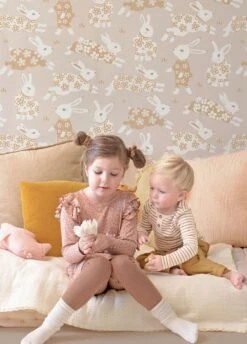 Tapete Rabbit Party Hellgraubeige -Tapetengeschäft Rabbit Party B 389391 2880x1440