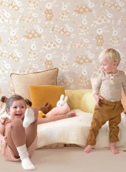 Tapete Rabbit Party Hellgraubeige -Tapetengeschäft Rabbit Party C 389391 2880x1440