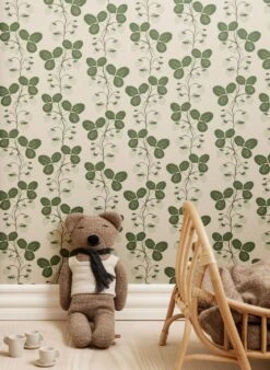 Ferm LIVING Tapete Strawberry Field Grün -Tapetengeschäft Strawberry Field B 420301 2880x1440