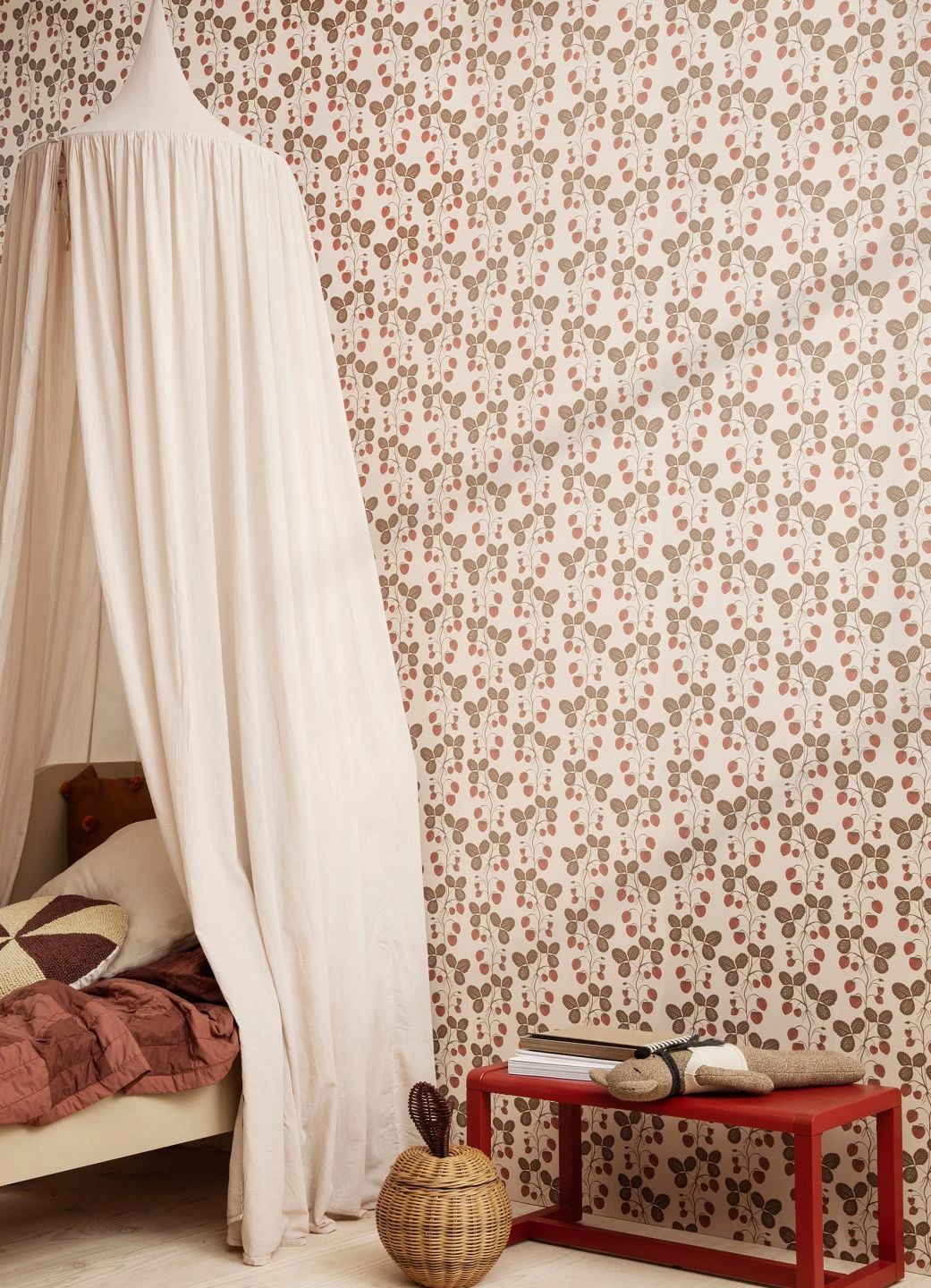 Ferm LIVING Tapete Strawberry Field Rot 3 Ferm LIVING Tapete Strawberry Field Rot – Bild 3