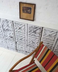 Tapete Brooklyn Tins 04 Hellgrau -Tapetengeschäft brooklyn tins04 270124 a 2880x1440